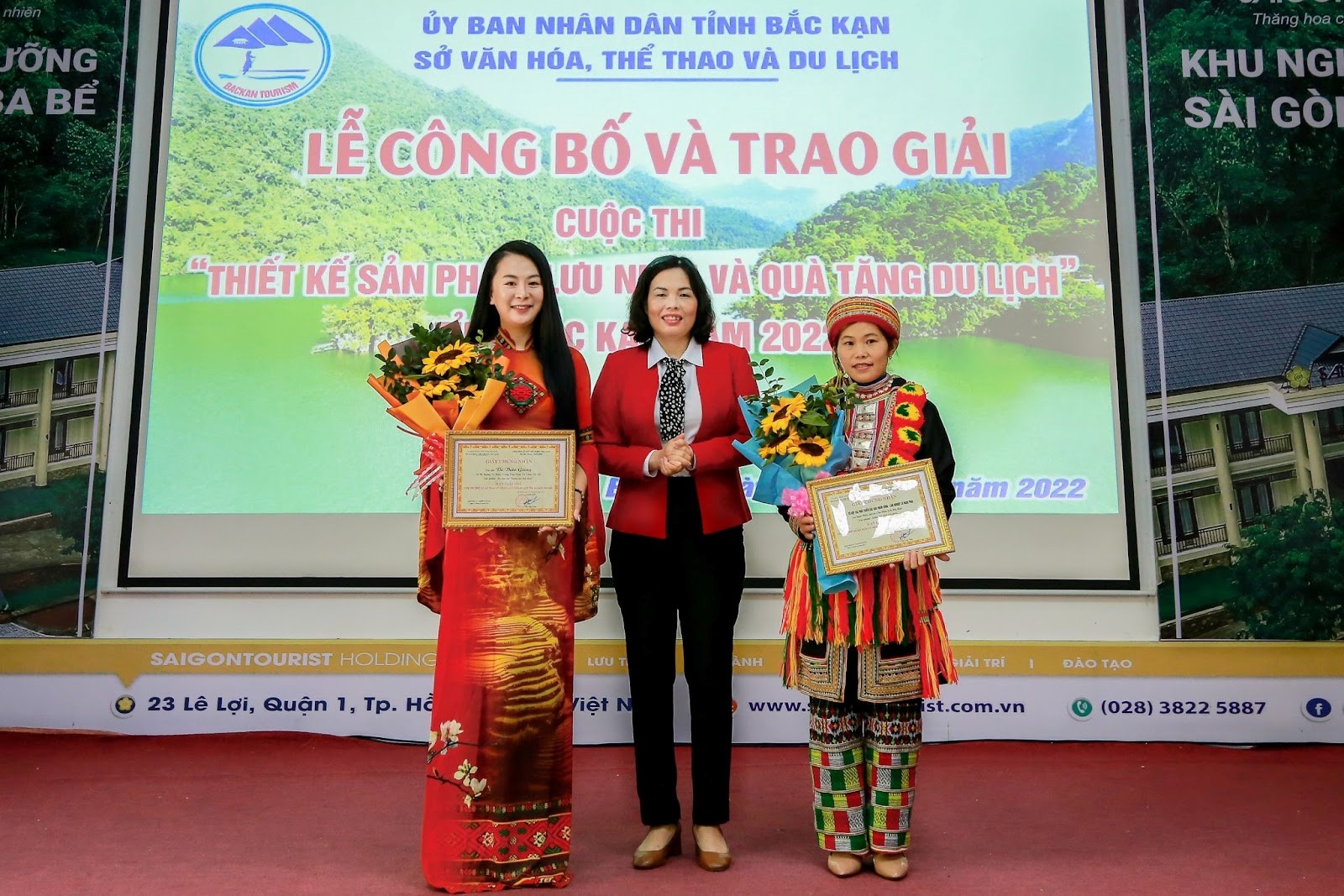 NTK Vũ Thảo Giang (trái) nhận giải thưởng thiết kế sản phẩm du lịch 2022 từ bà Trần Thị Lộc - Trưởng ban Tuyên giáo Tỉnh ủy Bắc Kạn